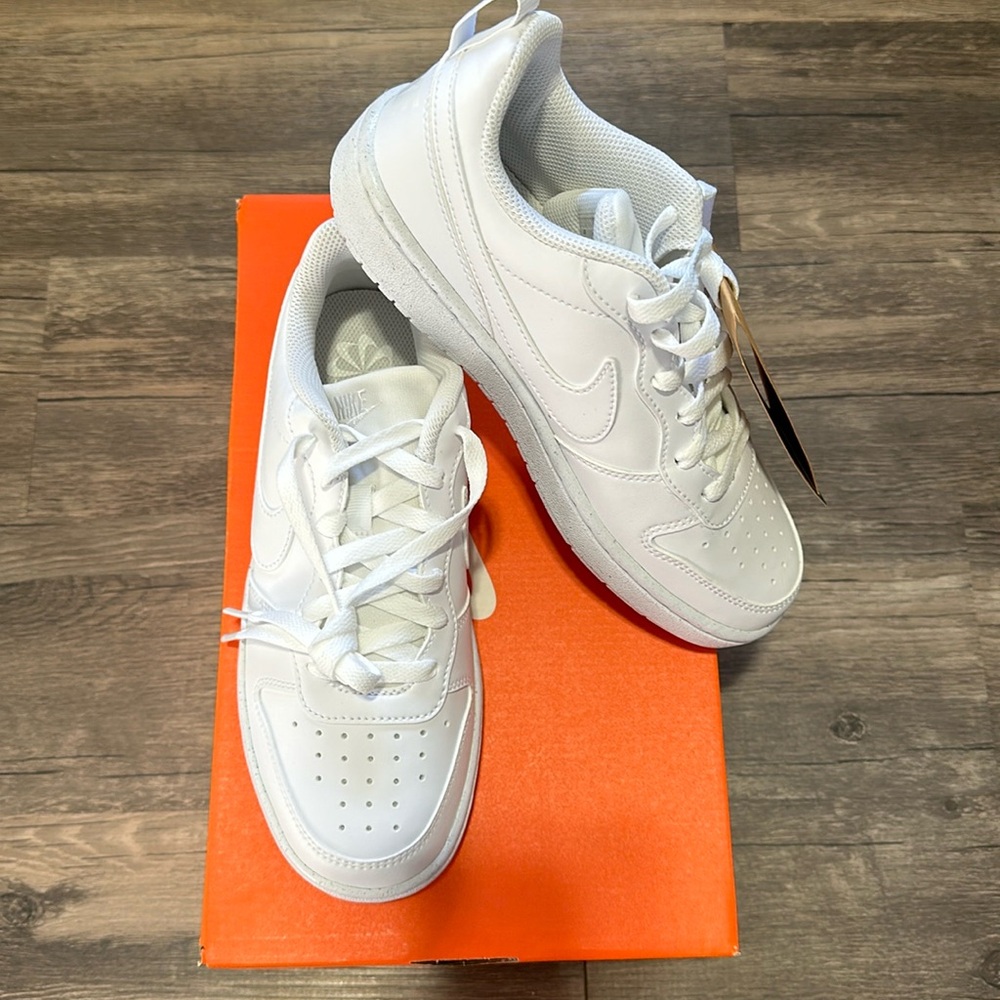 NWT Nike sneakers. White. Size 5Y (7 women’s)